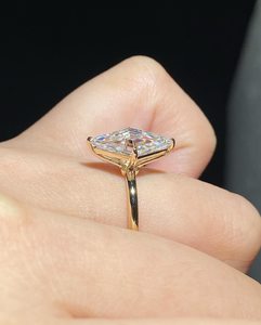 Anillo de Diamante con Corte en Forma de Rombo, 2.01CT, Cultivado en Laboratorio, con Oro Amarillo de 14k, Regalo de Aniversario o Promesa para Pareja - Product Image 4