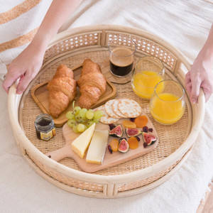 Plateau rond en rotin naturel avec motif en treillis et poignée pour ranger les ustensiles de cuisine ou les décorations pour la maison - Product Image 3