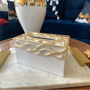 Boîte à mouchoirs luxueuse en argent martelé avec un accent décoratif en forme de branche florale dorée. Maintenant disponible à prix de gros. - Product Image 2