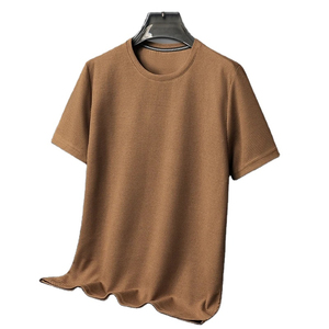 เสื้อยืดแขนสั้นผู้ชายแบบลำลอง ผ้าโพลีเอสเตอร์ถัก ทอลายแบบนูน  รักษ์โลก ไม่ยับ  พร้อมลายด้านหน้า - Product Image 3