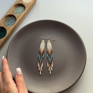 Pendientes colgantes de estilo bohemio con cuentas de arroz coloridas, geométricos, largos, con borlas y cuentas de semillas, con adornos de plumas. - Product Image 1