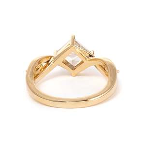 Anillo de Oro Amarillo Sólido de 18K con Diamante Cultivado en Laboratorio de Corte Princesa de 1.5ct Premium para Mujer, Diseño Vintage con Diamantes en Forma de Cometa y Pavé de Vid Retorcida - Product Image 2