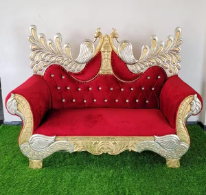 Magnifique canapé de mariage en velours rouge, orné de sculptures de plumes de paon en argent et or, disponible à prix de gros. - Product Image 1