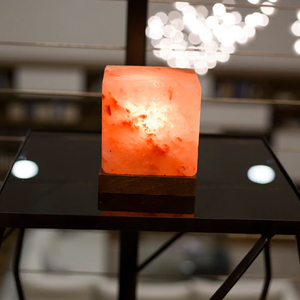 Lampe de sel en cristal carré de l'Himalaya Base en bois sculptée à la main Veilleuse raffinée pour bureau maison Design spécial bouteille sac Sachet - Product Image 5