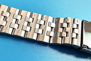 Bracelet de montre en acier inoxydable, barre de profil et forme estampée, avec maillons de frissages CNC et épingles à cheveux réglables - Product Image 4