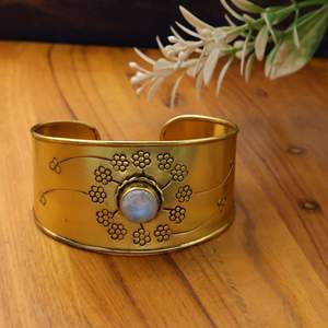 Bracelet manchette large en pierre de lune, gravé floral, doré poli, style bohème - Product Image 2