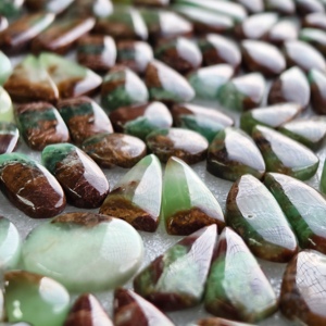 Paire de cabochons en chrysoprase naturelle, pierres vertes assorties pour la fabrication de bijoux, 15x9x5mm 42x12x5mm 29 carats - Product Image 2