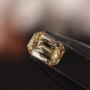 เพชร IGI Certified 1 กะรัต สีเหลือง Fancy Vivid  เพชรเพาะเลี้ยงในห้องปฏิบัติการ รูปทรง Ashoka Criss Cut เพชรเม็ดเดี่ยว VVS VS HPHT CVD ผู้จัดจำหน่ายขายส่งจากอินเดีย - Product Image 2