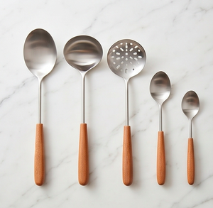 Juego de cucharas de servir de acero inoxidable con mango de madera, diseño minimalista, apto para lavavajillas, para uso en catering - Product Image 1