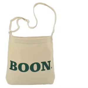 Sac fourre-tout tendance en toile recyclée avec fermeture ouverte, décoration lettre et bandoulière chaîne, option porté épaule - Product Image 4