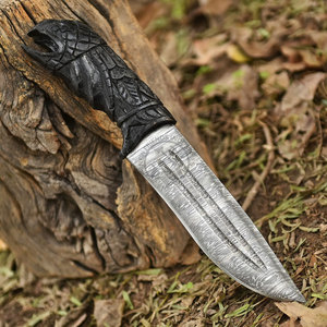 Nueva edición, cuchillo Bowie vikingo hecho a mano de 11 pulgadas, cuchillo de caza de Damasco con mango grabado con cuervo, cuchillo de supervivencia de hoja fija coleccionable. - Product Image 5