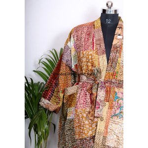 Robe de chambre vintage, kimono, veste en soie matelassée patchwork Kantha, veste multicolores avec ceinture à nouer, manteaux d'hiver pour femmes - Product Image 5
