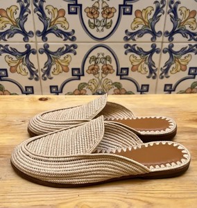 Mules marocaines en raphia faites à la main : sandales vegan pour femmes, claquettes artisanales avec doublure en cuir - Product Image 3