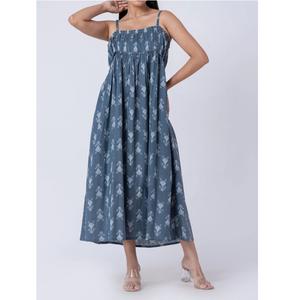 Robe longue élégante en coton à imprimé floral de qualité supérieure pour femme, sans manches, idéale pour l'été, la plage, les fêtes ou les tenues décontractées, disponible à la vente. - Product Image 1