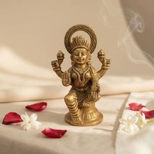 Figura de Lakshmi en Latón Chapado en Oro de 6.5 Pulgadas, Arte Religioso Coleccionable, Artesanía de Fundición, Escultura 3D - Product Image 1