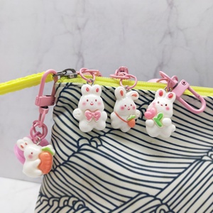 Porte-clés en résine et métal adorable, mignon et doux, rose pastel, avec clochette, lapin et carotte, tendance mode, pour filles et femmes, à utiliser au quotidien - Product Image 4