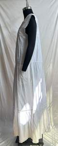 Robe longue décontractée d'été pour femme en coton et lin, col rond, sans manches, avec bordure en dentelle et détails plissés, pour usage quotidien - Product Image 3