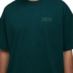 Camiseta para hombre de algodón premium liso con bordado minimalista en el pecho, de manga corta, producción a granel, personalización de marca. - Product Image 3