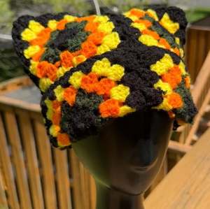 Gorro de punto bohemio con cuentas redondas y borlas de ganchillo, tejido calado, estilo étnico, accesorio de moda para exteriores. - Product Image 3