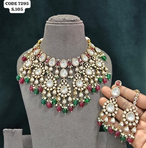 Ensemble de collier PingBling Premium Kundan, collier de mariée traditionnel indien, ensemble de bijoux, ton or, perles, pierres vertes et rouges - Product Image 1