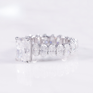 Bague classique en or massif 18 carats plaqué or, diamant de laboratoire couleur D taille radiant, pierres latérales de laboratoire serties au laser, cadeau d'anniversaire pour femme - Product Image 2