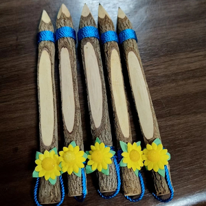 ดินสอไม้แกะสลักแบบคลาสสิก เป็นมิตรกับสิ่งแวดล้อม ทำด้วยมือ 100% จากไม้ตอง ยาว 17 ซม. จากประเทศไทย ของเล่นสำหรับกลับไปโรงเรียน - Product Image 1