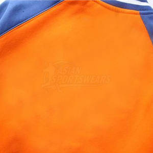 Veste varsity pour homme en matériau de haute qualité, conçue pour vous garder au chaud et vous faire ressortir élégamment en automne et en hiver. - Product Image 5