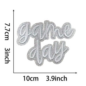 Patch brodé personnalisé en forme de cœur et de fleur, fabriqué au Pakistan, en tissu sergé de qualité supérieure, à thermocoller ou à coudre, pour vêtements, sacs et autres articles. - Product Image 2