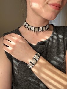 Collar geométrico de arte moderno con cuentas, perlas de imitación e incrustaciones de diamantes de imitación para joyería étnica de moda femenina de UO INDIA - Product Image 2