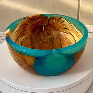 Bol de service en bois et résine, design moderne et écologique, pour salades de mariage, vaisselle artisanale en bois - Product Image 3