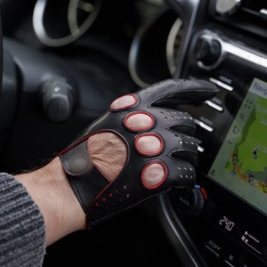 Guantes de Conducción sin Dedos de Cuero Negro Premium de Alta Calidad con Detalles Rojos y Protección Acolchada en los Nudillos - Product Image 5