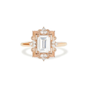 Anillo de Compromiso Art Deco con Diamante Cultivado en Laboratorio, Corte Esmeralda, Oro Amarillo - Product Image 3