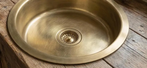 Lavabo redondo de latón tradicional de estilo rústico para diseño de baño étnico que combina la herencia con el uso funcional. - Product Image 2