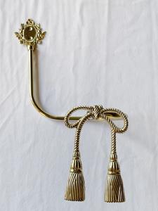 Sujetador de cortina decorativo de metal dorado con borla anudada y gancho para colgar en la pared, elegante soporte para cortinas para un estilo elegante en las ventanas del hogar. - Product Image 3