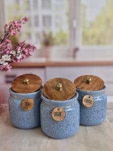 Juego de recipientes de cocina con acabado mate, tapa de madera y bandeja, elegante organizador de encimera para café, azúcar, té y despensa. - Product Image 5