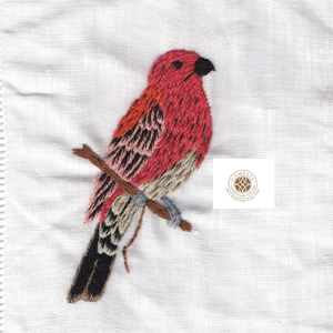 Serviette en lin avec motif de pinson rouge, les points vifs ajoutent une énergie festive et animée. - Product Image 3