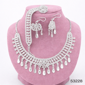 MOLL JEWELLERS Collier pour femme élégant et tendance en laiton plaqué or avec zircon naturel, chaîne torsadée et motif feuille, 16 pouces, par un tiers - Product Image 4