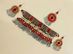 Boucles d'oreilles afghanes Kuchi ornées de miroirs, avec cabochons en verre rouge vif, détails complexes en fil torsadé et argent superposé - Product Image 2