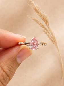 แหวนเพชรเม็ดเดี่ยวทรงลูกแพร์สีชมพู 2 กะรัต เพชรเลี้ยงในห้องปฏิบัติการ ตัวเรือนทองคำแท้ 10K 14K 18K ดีไซน์เกลียวประดับเพชรแบบพาเว่  เครื่องประดับชั้นดี IGI - Product Image 2