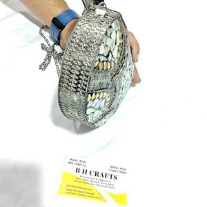 Pochette en nacre, laiton et perles, de créateur, faite à la main - Product Image 5