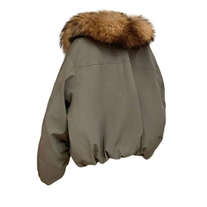 Manteaux d'hiver personnalisés OEM pour femmes, style bomber ample et tendance, rembourrés de duvet de canard blanc, col en fourrure de renard, respirants et très chauds - Product Image 3