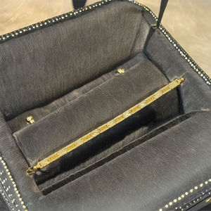 กำไลข้อมือดีไซน์เก๋ทองคำ 22K ลายเพชรเจียระไน พร้อมการขัดเงาอย่างดี เหมาะสำหรับสวมใส่ทุกวันและโอกาสพิเศษ - Product Image 3