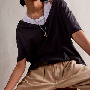 เสื้อยืดโอเวอร์ไซส์ทรงเอซิมเมตริก ไหล่เฉียง สีดำล้วน แขนสั้น ผ้าคอตตอนเจอร์ซีย์ สำหรับผู้หญิงไซส์พลัส คอวี - Product Image 1
