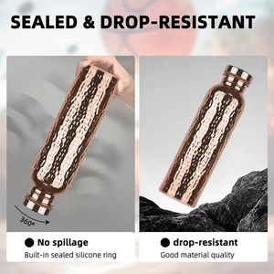 Bouteille d'eau en cuivre pur avec finition martelée et couvercle hermétique sécurisé - Product Image 5