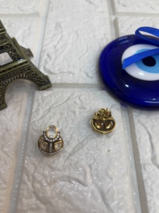 Pendientes de tuerca clásicos de lujo chapados en oro Amaira Jewels, con forma de corona de corte redondo, para uso diario de mujer, base de plata 925 - Product Image 2