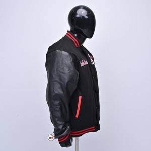 Chaquetas Varsity Bordadas Coach Marks para Hombre, Negras con Mangas de Cuero Rojo, Casuales de Otoño, Cuello Camisero, Cierre de un Solo Botón, Alta Calidad - Product Image 4