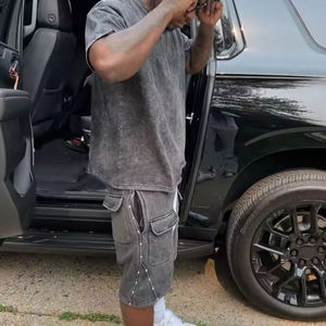 Ensemble de survêtement d'hiver personnalisé décontracté en coton délavé, avec rivets, appliqués vintage et broderies, comprenant un t-shirt et un short à séchage rapide 100% coton - Product Image 4