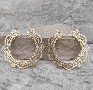 Boucles d'oreilles créoles en laiton plaqué or, motif floral mandala, forme circulaire, bijoux artisanaux en métal - Product Image 2