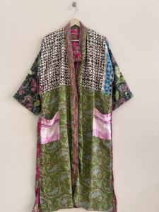 ชุดคลุมกิโมโนผ้าไหมอินเดียลายปะติดปะต่อสำหรับผู้หญิง ขายส่งจำนวนมาก ผ้าโพลีซิลค์ ชุดคลุมยาวสำหรับวันหยุดพักผ่อน ชุดชายหาด - Product Image 3