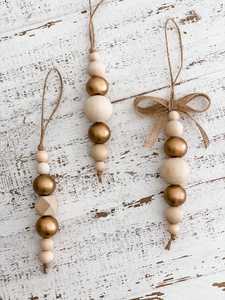Ornements de Noël en perles de bois, forme boule, décorations artisanales traditionnelles, couleur or naturel et blanc, à suspendre - Product Image 1